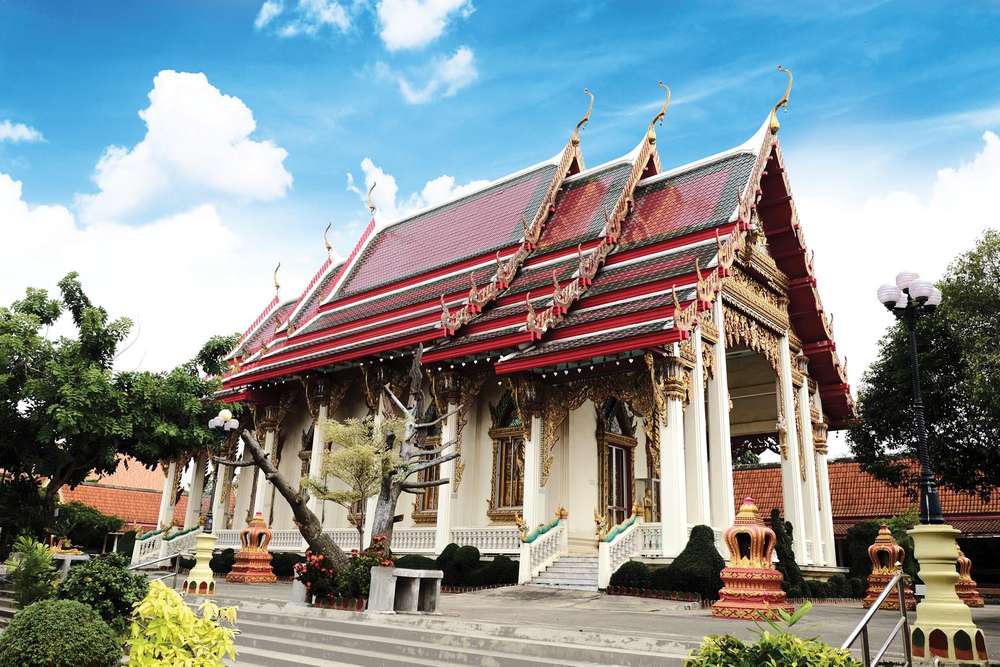 lat-krabang-temple-ceramic-roof-classic-thai-red-green
